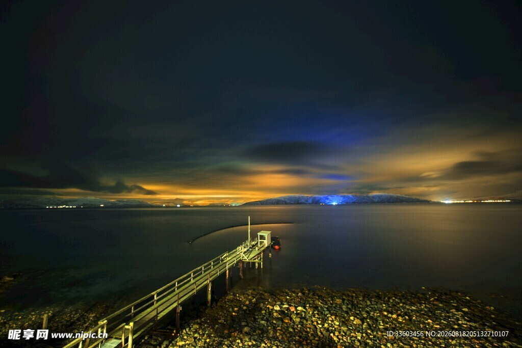 夜幕下的海边栈桥美景
