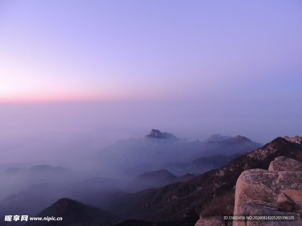日出云海中的山峦美景