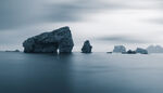 海上孤岩静谧自然景致