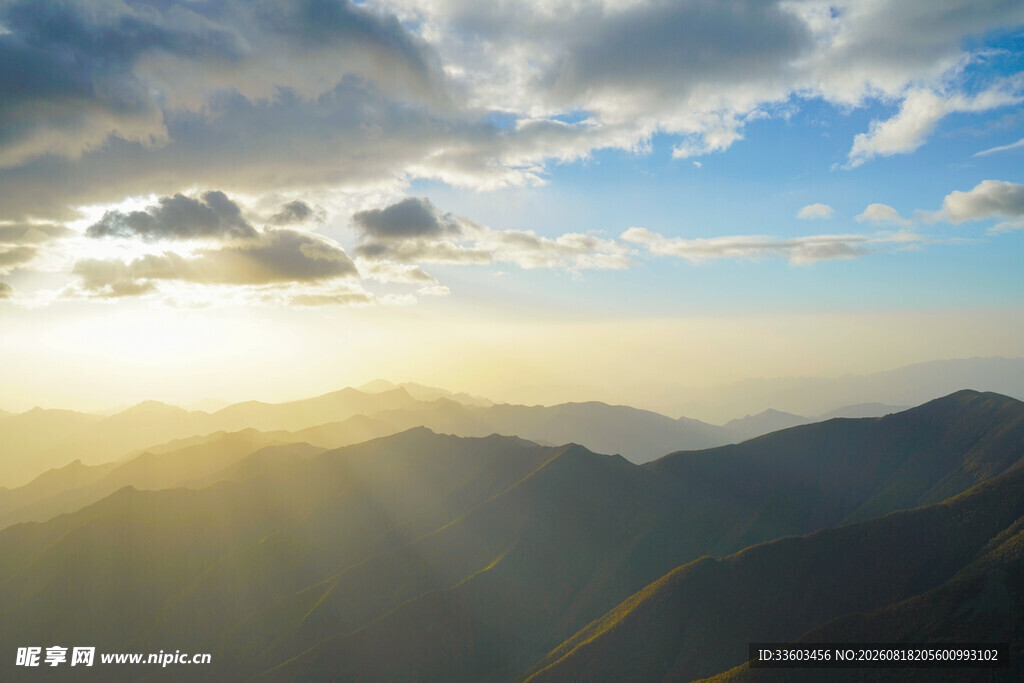 日出照耀连绵山峦美景
