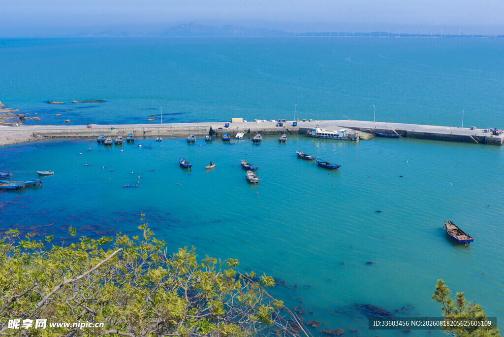 碧海码头停泊多艘小船
