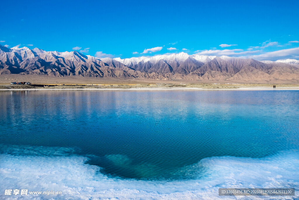 纯净蓝湖与远处雪山美景
