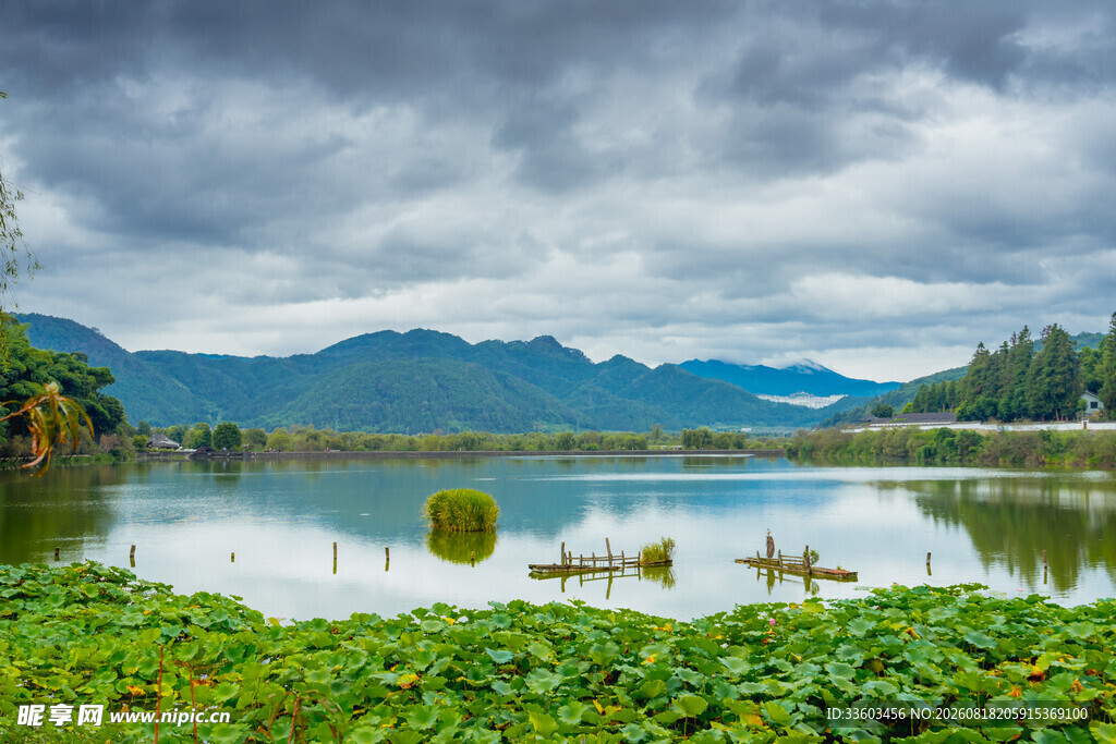 湖畔绿野山水云雾之景