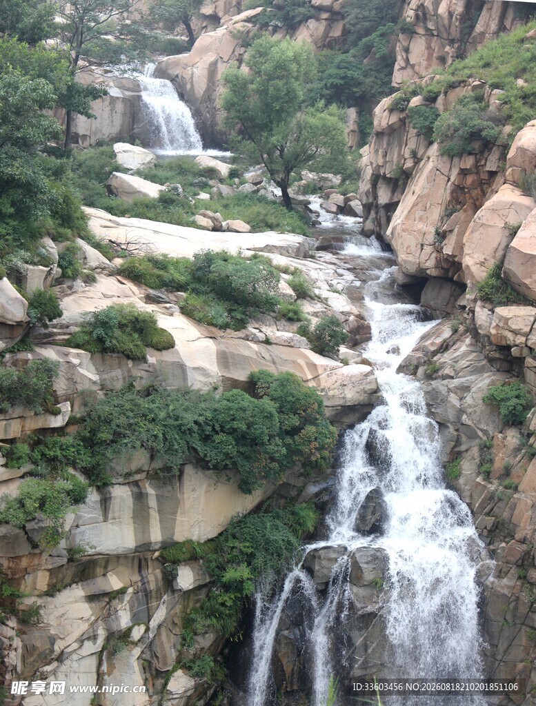 山间瀑布美景