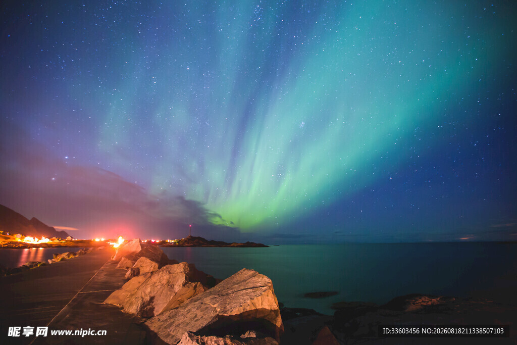 海边绚烂极光夜景