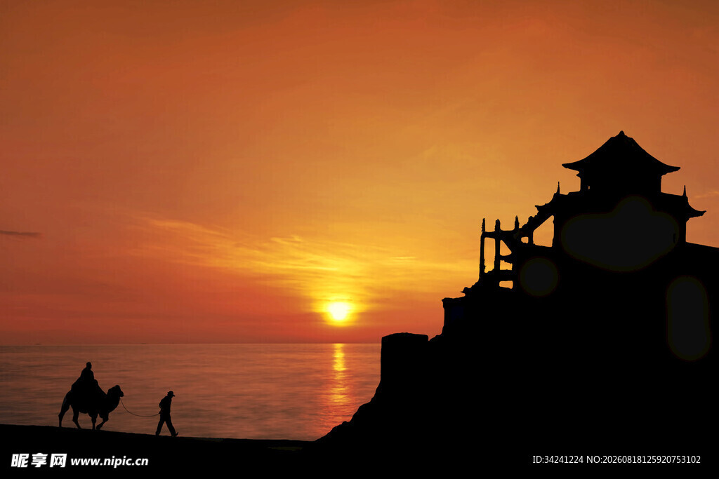 夕阳下的海边建筑与驼队