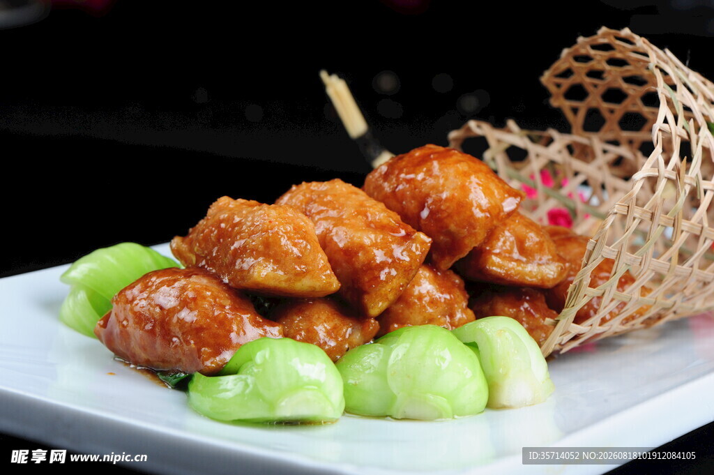 美味咕咾肉配翠绿青菜