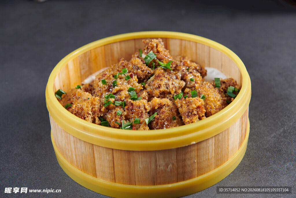 竹制蒸笼里的美味粉蒸肉
