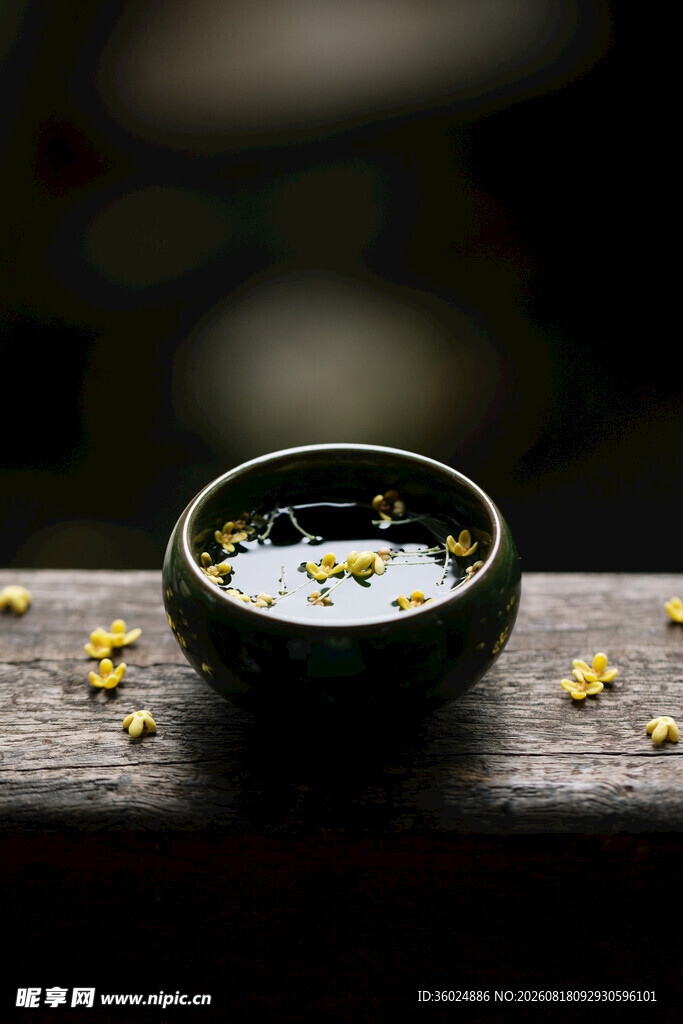 木桌上的精美中式茶碗