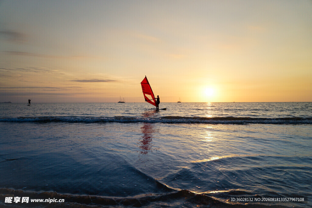 夕阳下的海上帆板运动
