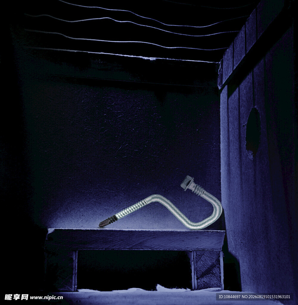 黑暗房间中的发光曲线物体