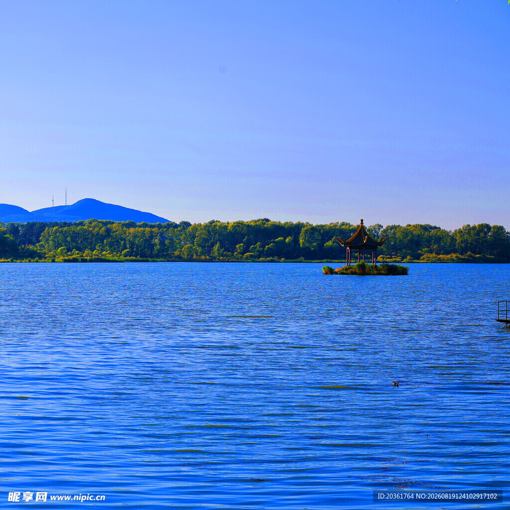 宁静蓝湖与远处青山美景