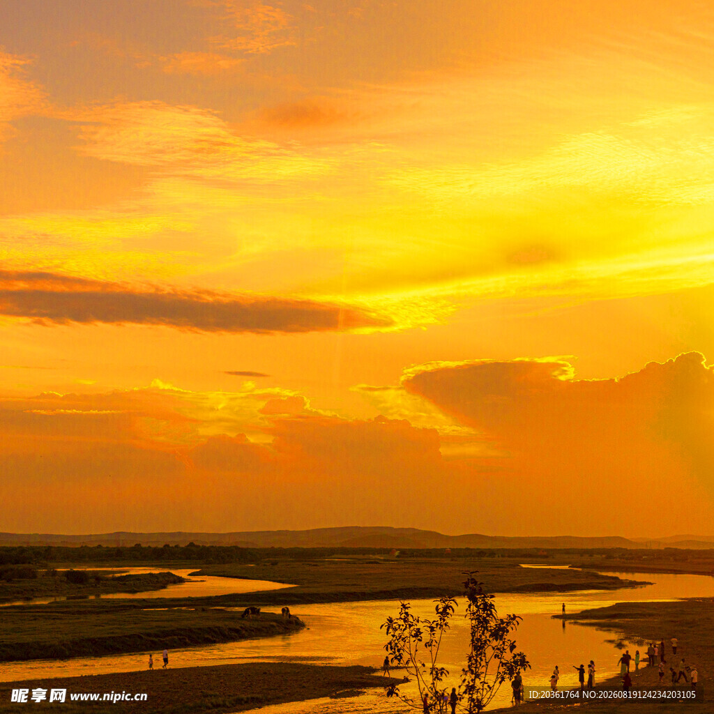 夕阳下的河畔美景