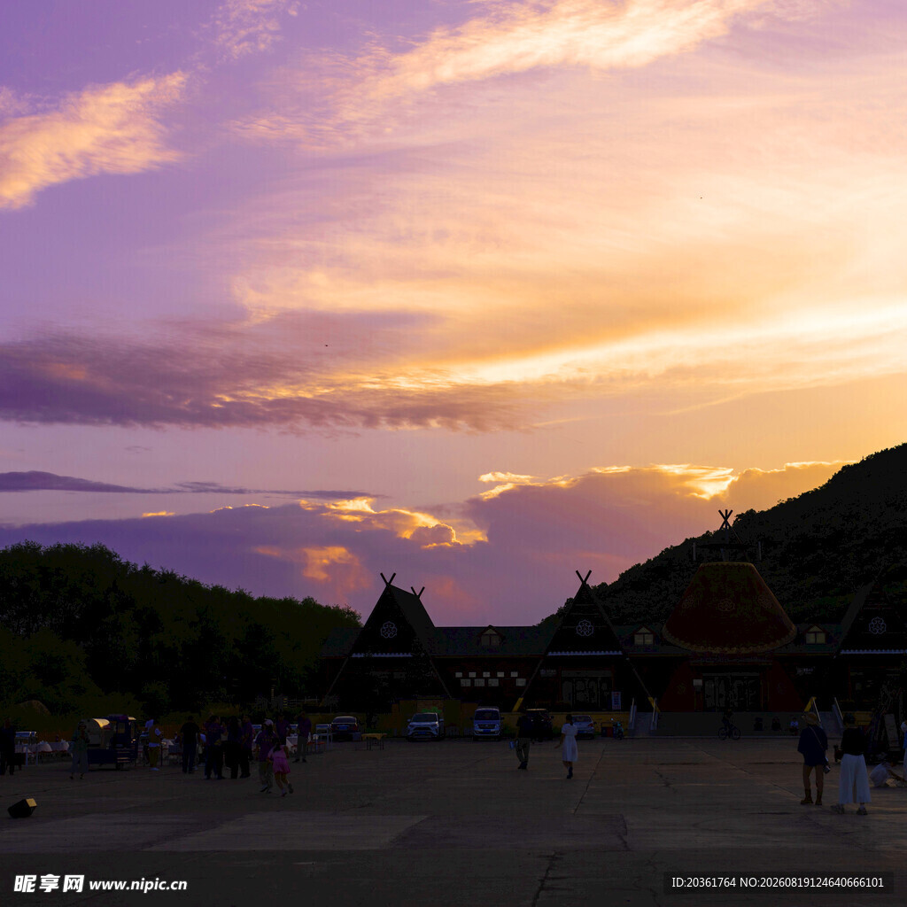 夕阳下的古建筑广场美景