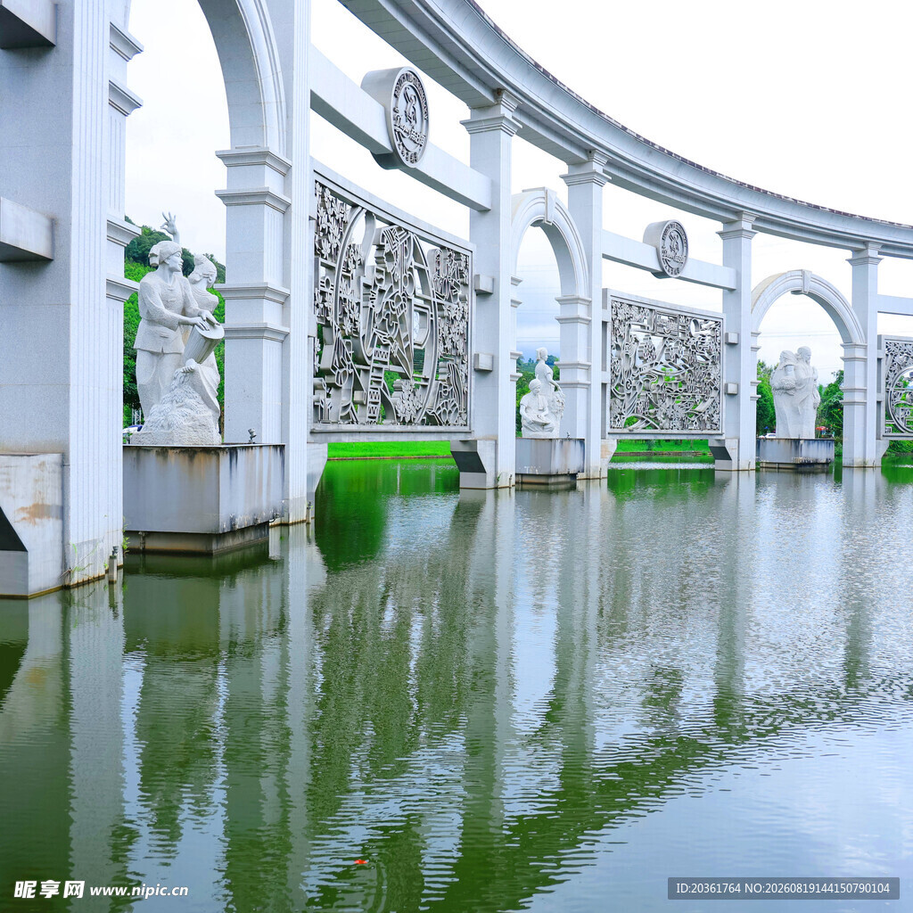 水上拱形建筑景观倒影