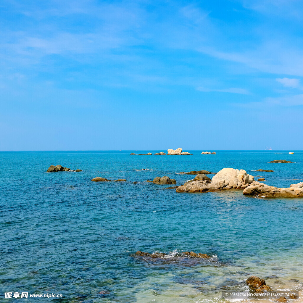 碧海蓝天的海边景致