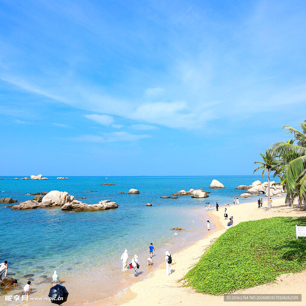 美丽海滨沙滩游玩景象