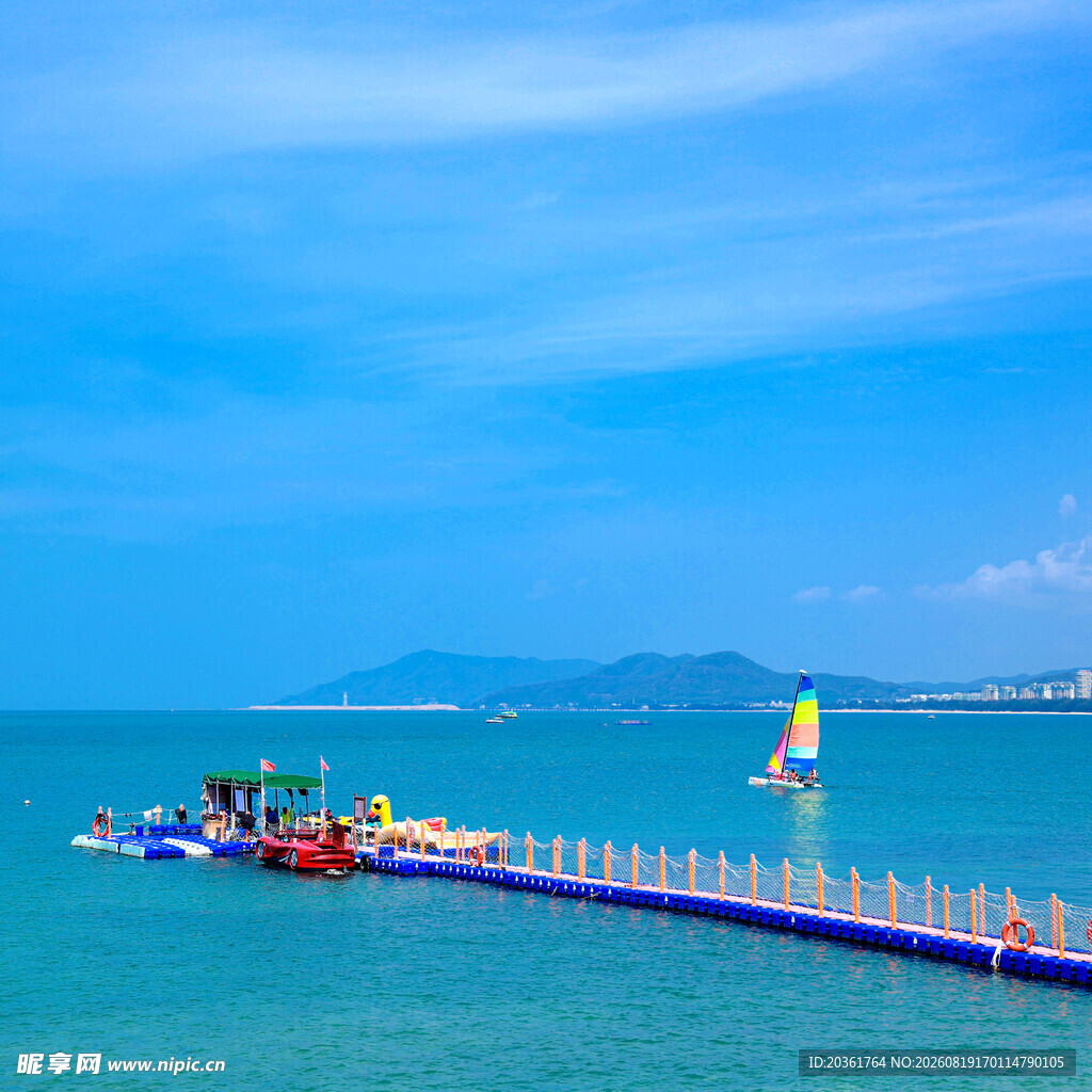 海边蓝色栈桥与水上设施