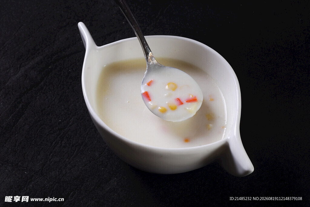 白色碗装美味牛奶甜品