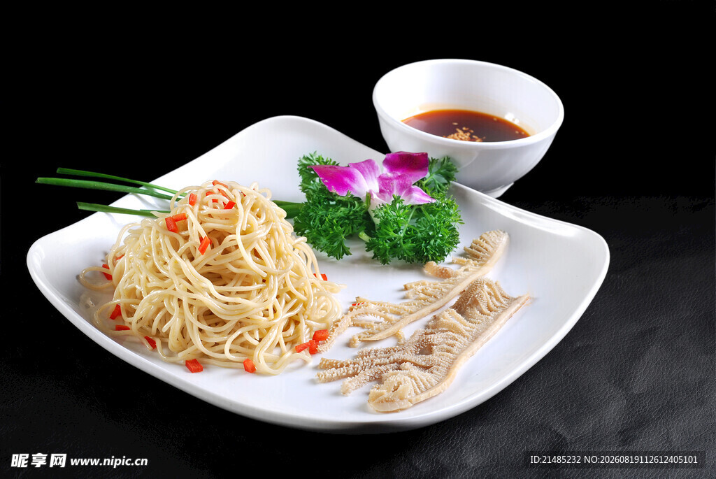 美味凉拌面与配菜