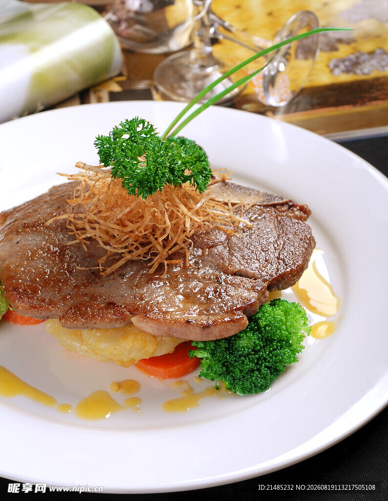 美味牛排配精致摆盘