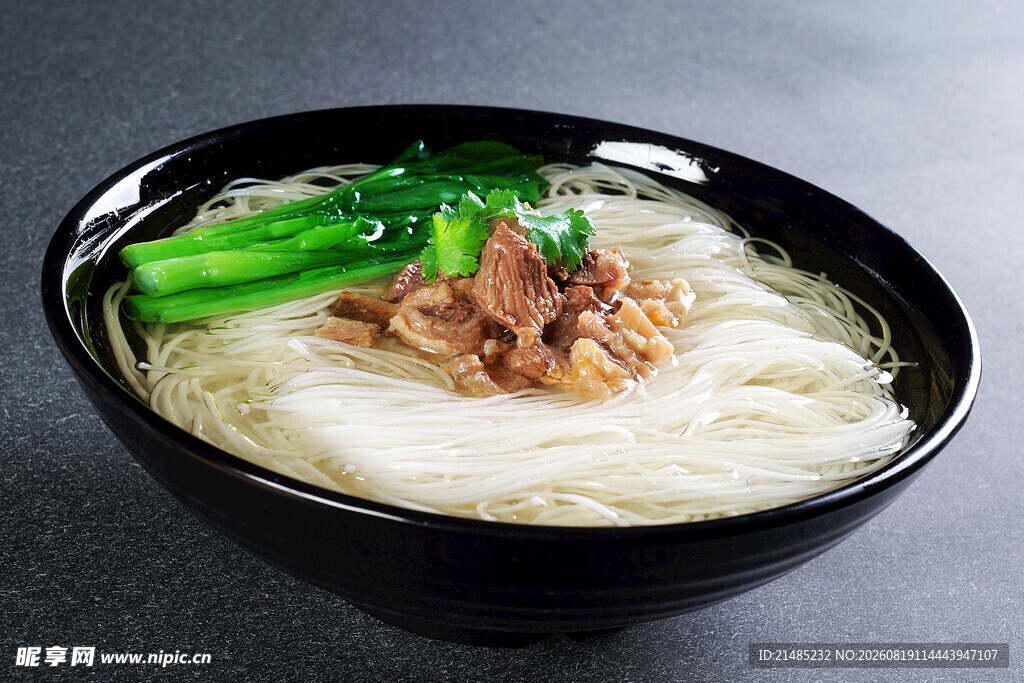 一碗美味的肉丝青菜米粉