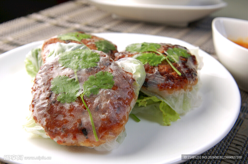 美味生菜包裹烤肉