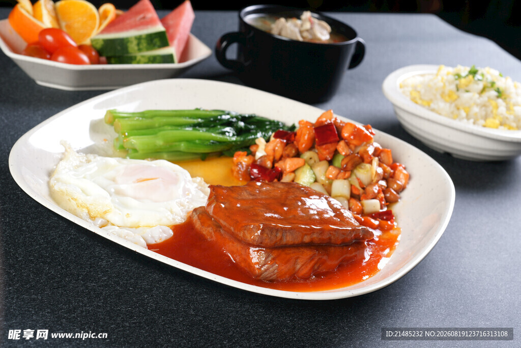 丰盛美味中式餐食拼盘