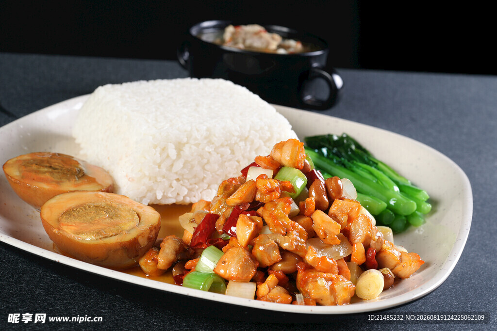 虾仁炒饭配米饭与蔬菜