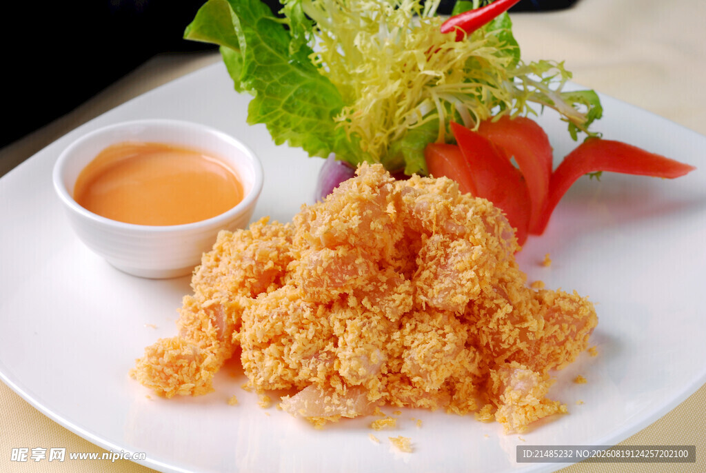 香酥炸虾配蔬菜与蘸酱