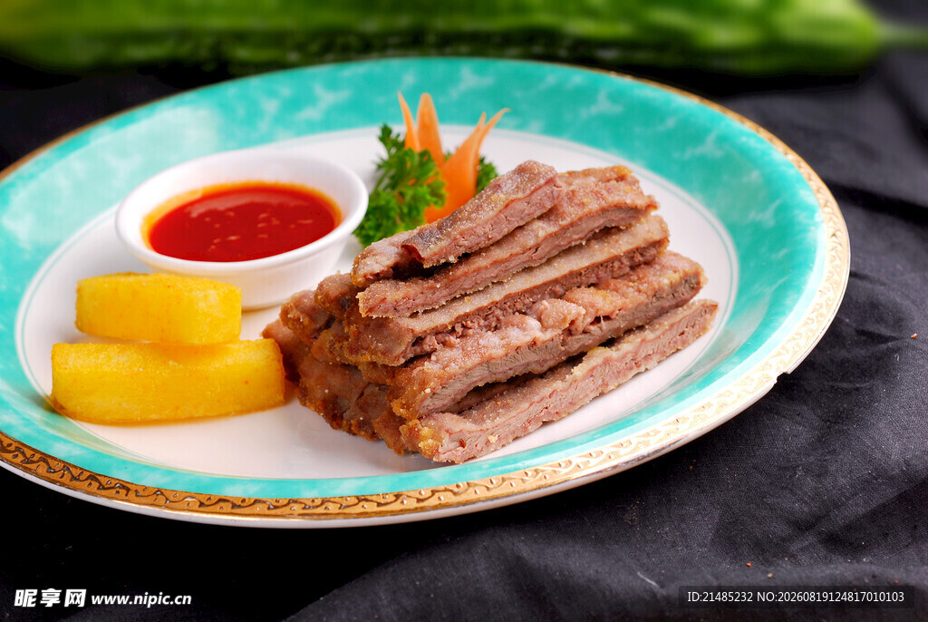 美味牛肉摆盘配蘸料