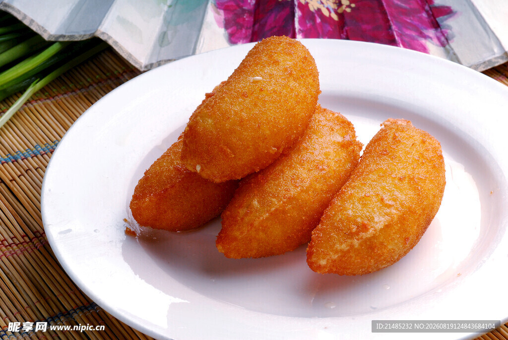 金黄油炸小食摆于白盘