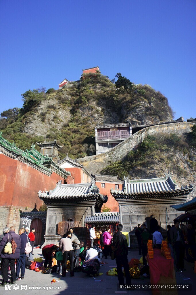 山巅古建前