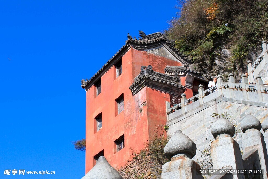山间红墙古建筑