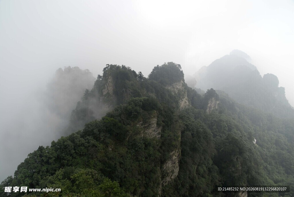 云雾缭绕的翠绿山峦