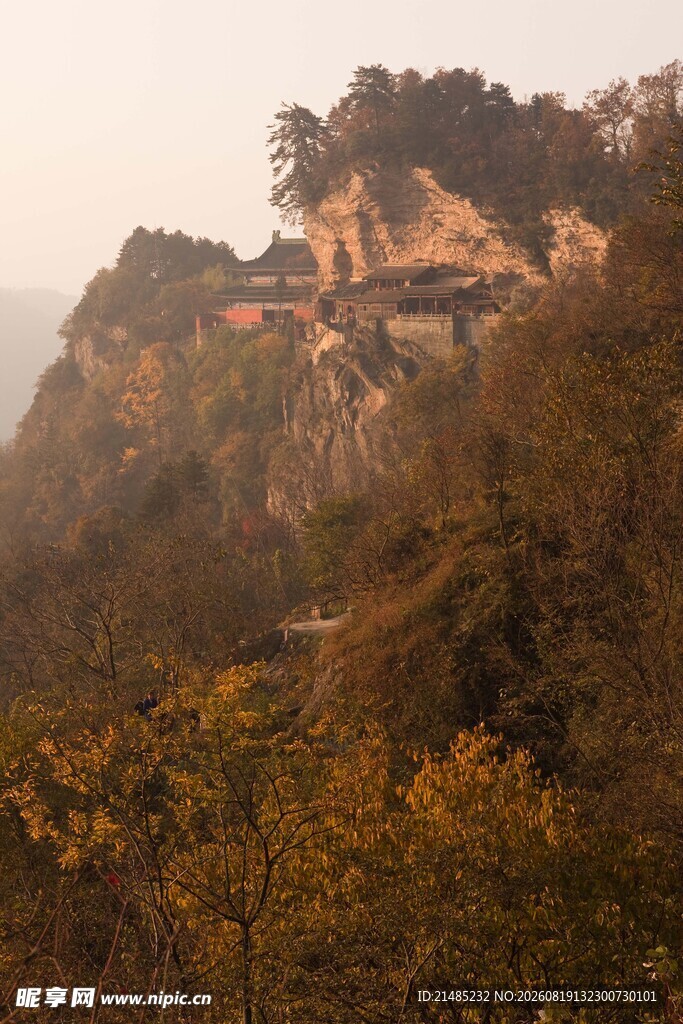 山巅古建筑隐于秋色中