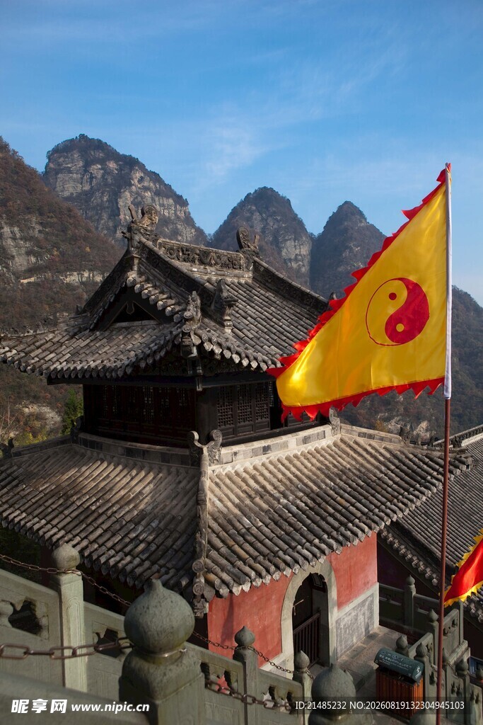 山间古建飘扬的红旗