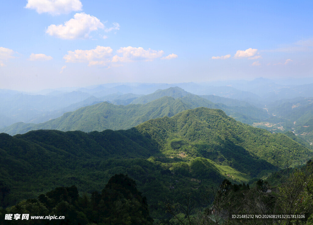 青山绵延的壮阔自然景观