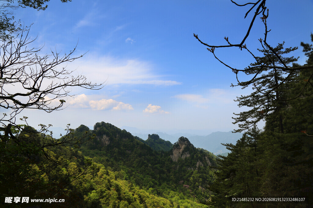 青山绿树间的蓝天美景