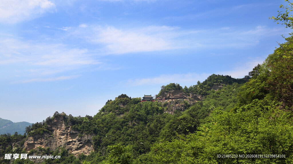 青山葱郁的秀丽山间景致