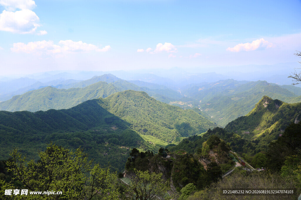 山峦叠翠的壮美自然景观