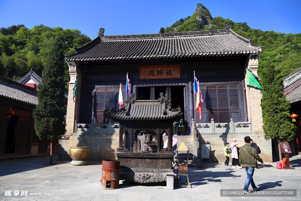 古庙宇前