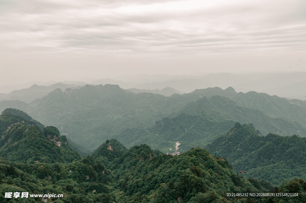 山峦云雾间的自然美景