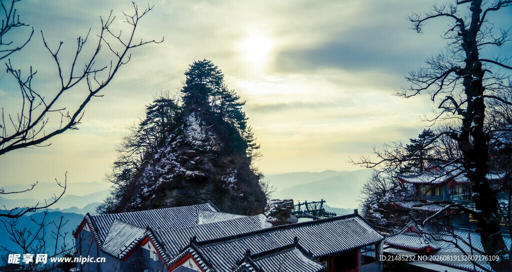 雪覆山峦中的古朴村落