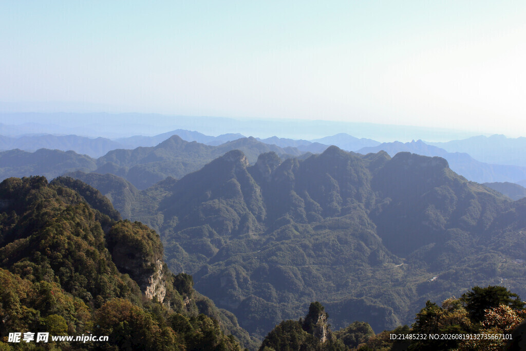 壮丽山峦景观
