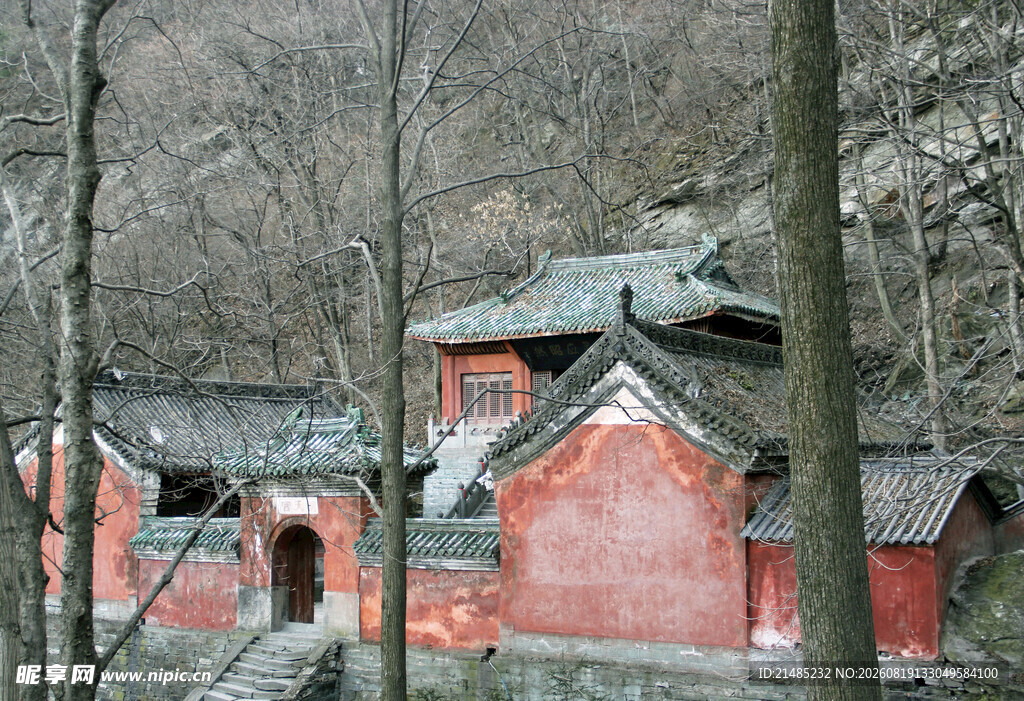 山林中的红墙古建筑