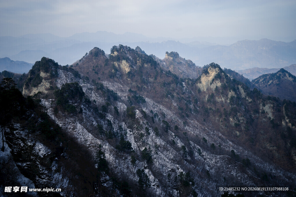 雪覆山峦壮丽景致