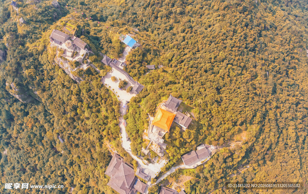 俯瞰山间多彩建筑景观