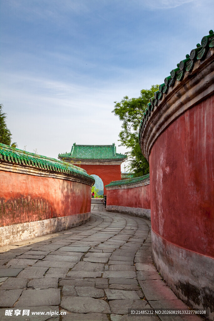 红墙绿瓦的古典庭院景致