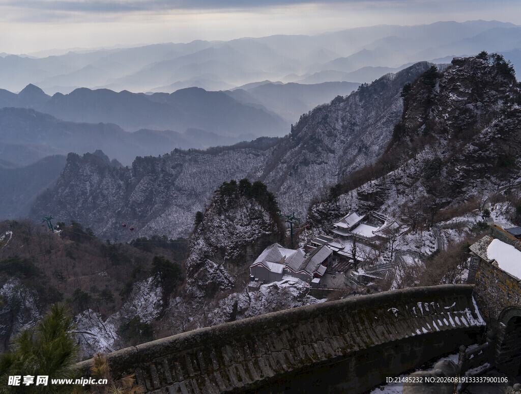 雪覆山峦观景台壮丽风光